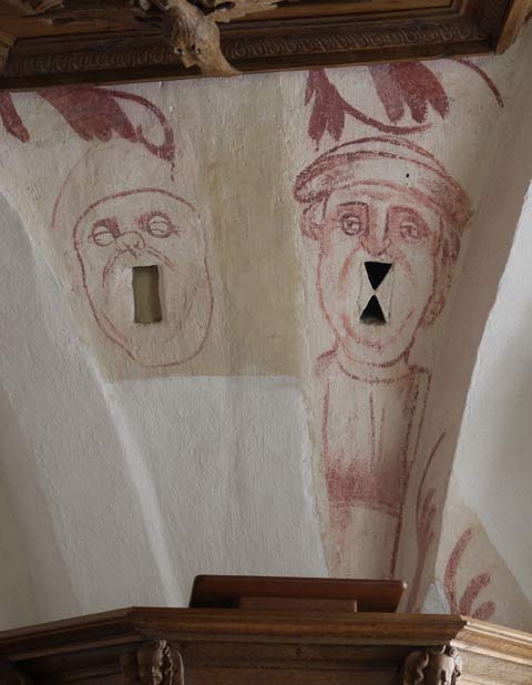 Degn og præst på væggen bag prædikestolen i Vrangstrup kirke. Fot. Benny Grey Schuster